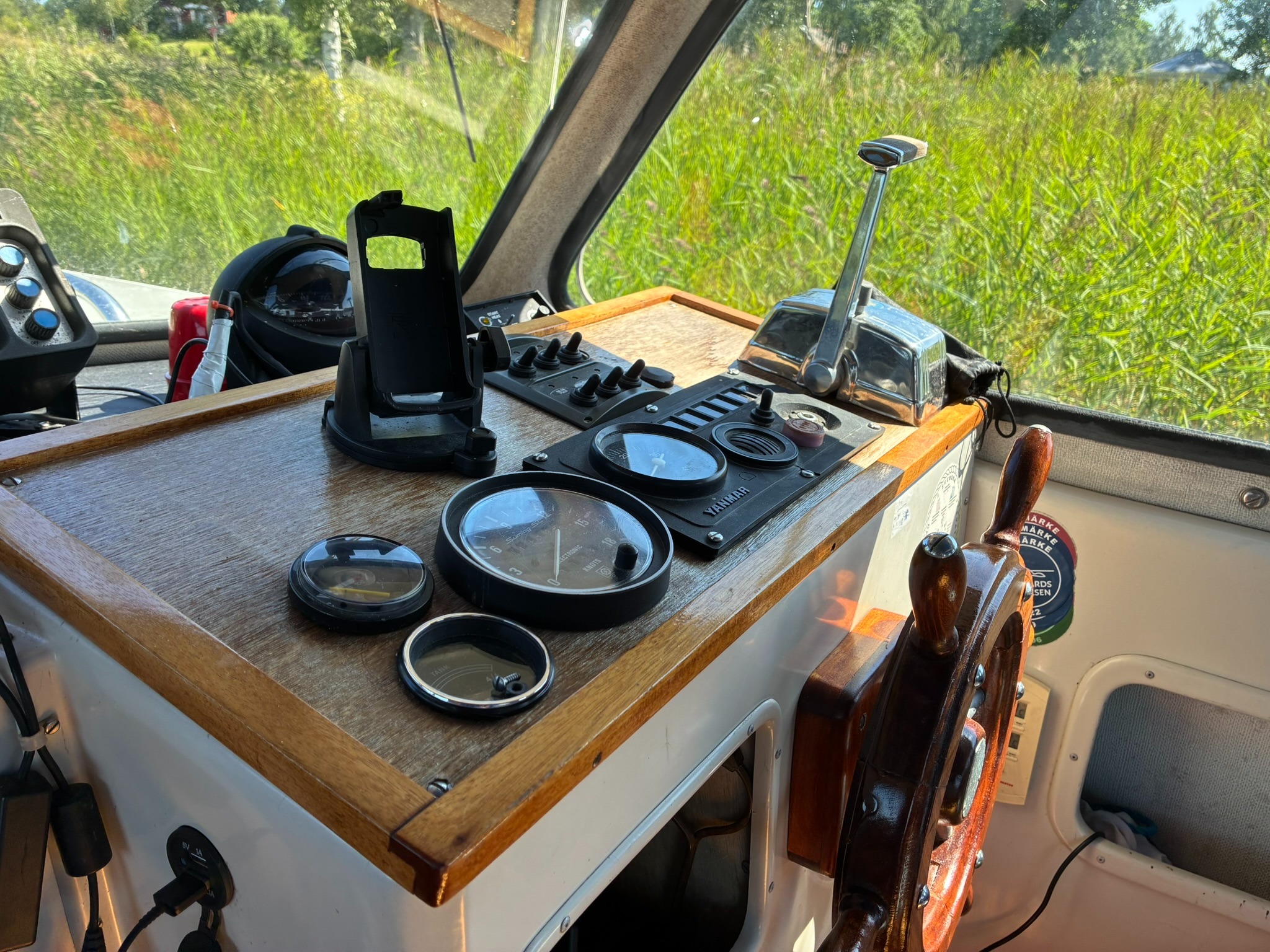 Manöverplats med reglage och instrument